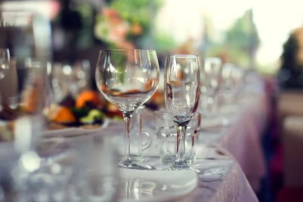 Feche a foto de copos vazios no restaurante — Fotografia de Stock