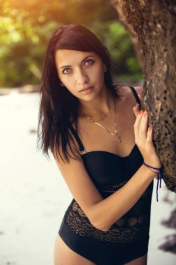 Kumsalda genç bir kadın. Maya defne, kho phi phi, Tayland