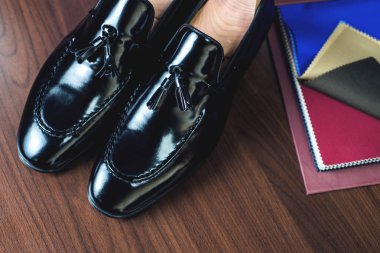 Deri erkek ayakkabı ahşap arka plan resmini kapatın.