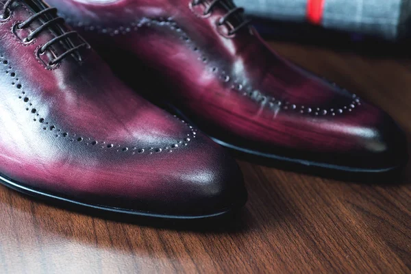 Imagen de cerca de zapatos de cuero para hombre sobre fondo de madera . — Foto de Stock