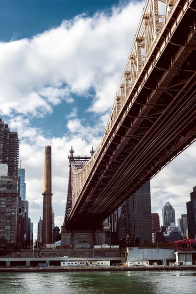 Roosevelt Island Bridge é uma ponte que liga a Ilha Roosevelt em Manhattan a Astoria em Queens, atravessando o Canal Leste do Rio East . — Fotografia de Stock