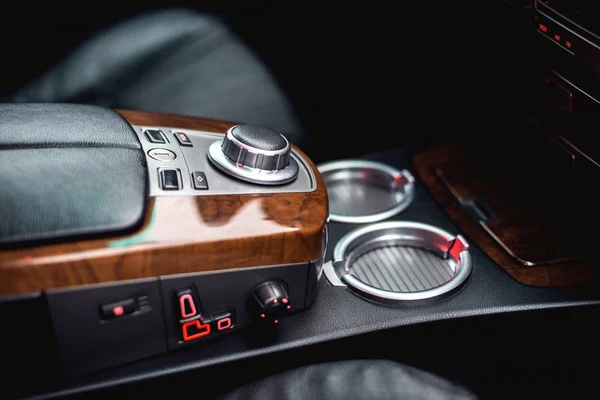 Vista interior del coche con salón de cuero. Imagen De Stock