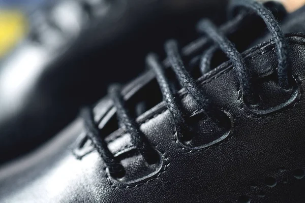 Close up immagine di scarpe uomo in pelle su sfondo di legno . — Foto Stock