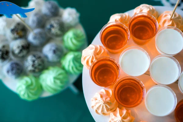 Colorida mesa de caramelo de boda con diferentes golosinas en exhibición . — Foto de Stock