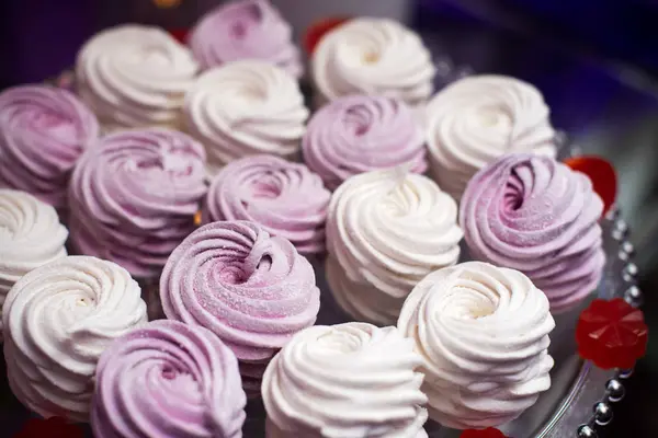 Colorida mesa de caramelo de boda con diferentes golosinas en exhibición . — Foto de Stock