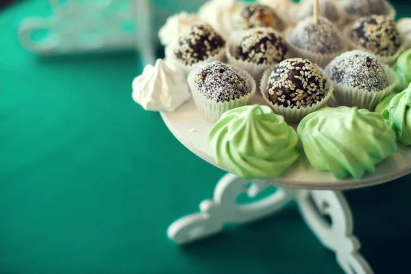 Colorida mesa de caramelo de boda con diferentes golosinas en exhibición . — Foto de Stock