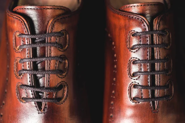 Närbild bild av läder mens skor på trä bakgrund. — Stockfoto