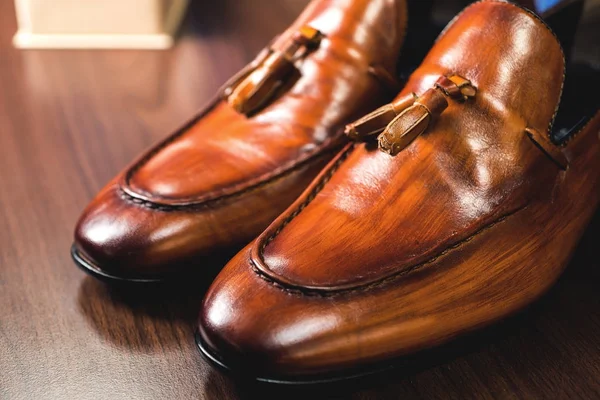 Imagen de cerca de zapatos de cuero para hombre sobre fondo de madera . — Foto de Stock