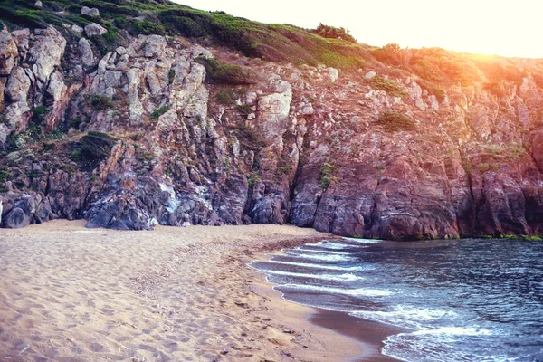 Sandstrand och våg på solnedgången — Stockfoto