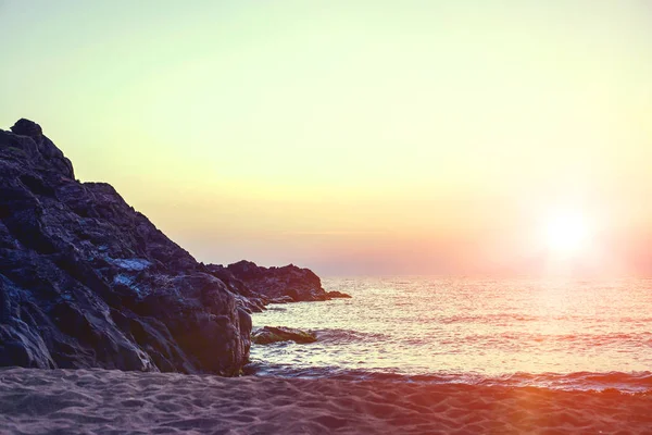 Homokos strand és a naplementét a hullám — Stock Fotó