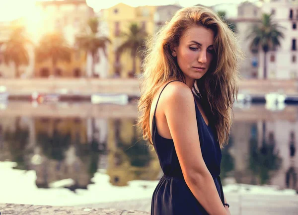 Молодий вродлива жінка в чорне плаття, на заході сонця. Сардинія. Італія. — стокове фото