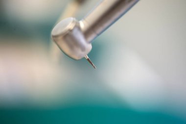 Diş hekimliği bürosunda farklı diş aletleri ve aletleri