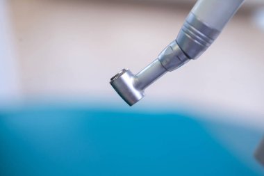 Diş hekimliği bürosunda farklı diş aletleri ve aletleri