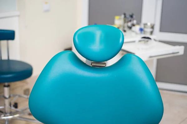Clinica dentistica interior design con sedia e strumenti — Foto Stock