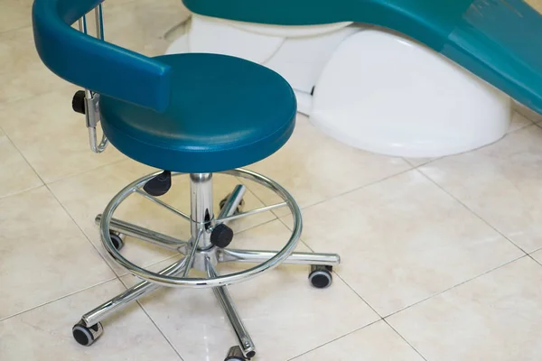 Clinica dentistica interior design con sedia e strumenti — Foto Stock