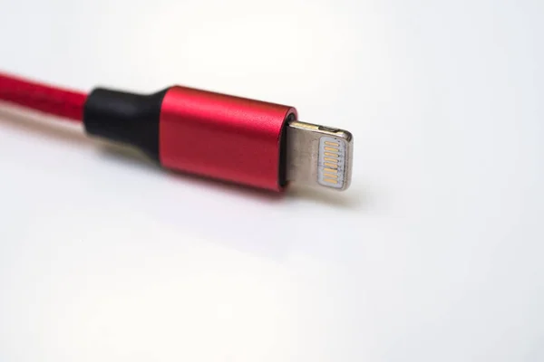 Röd belysning usb på vit bakgrund — Stockfoto