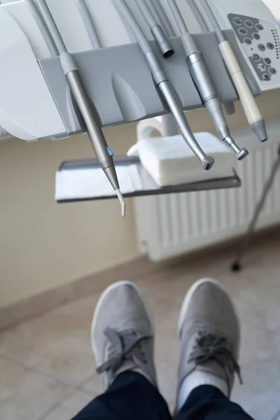 Paciente sentado na cadeira dentária — Fotografia de Stock