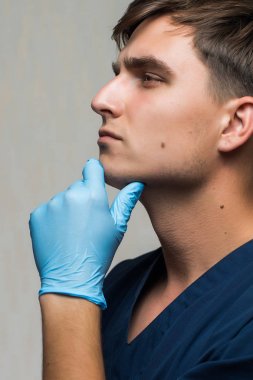 Beyaz arka plan üzerinde genç cerrah