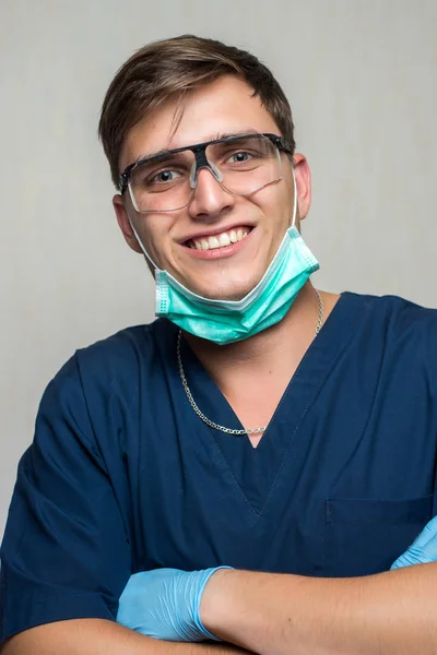 Νεαρός χειρουργός σε λευκό φόντο — Φωτογραφία Αρχείου