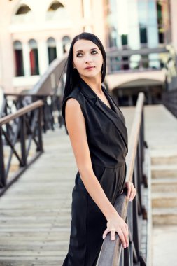 Türkiye'de otel topraklarında yürüyen güzel kadın