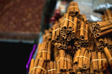 Ünlü oryantal pazarı. Tipik tarçın, Istanbul, Türkiye