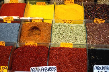 gibi birçok türleri biber ve diğer baharatlar kaplarda vazo içinde kapalı çarşı, Istanbul, Türkiye