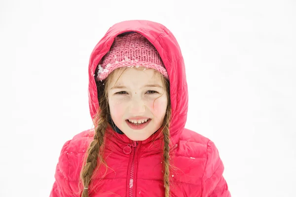 Красива дівчина з косами, насолоджуючись зимою і снігом — стокове фото