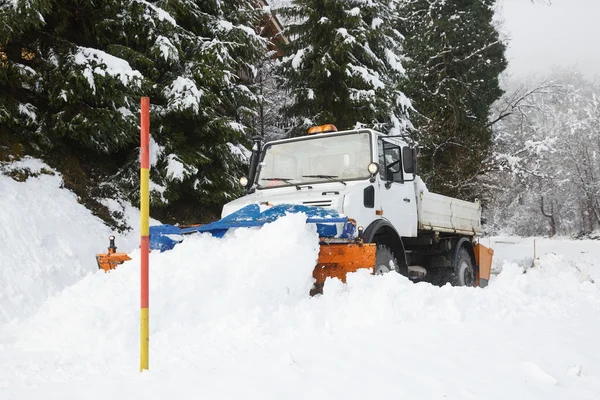 Arado de nieve haciendo su camino a través de la carretera nevada país — Foto de Stock