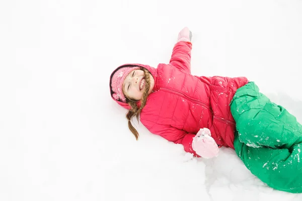 Chica juguetona con trenzas jugando en la primera nieve — Foto de Stock