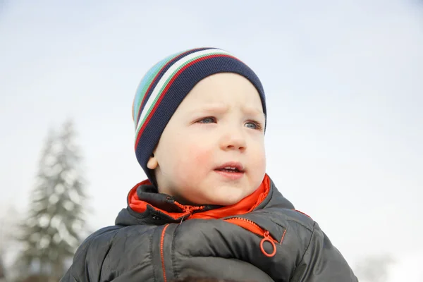 Niño de ojos azules en un paisaje invernal — Foto de Stock