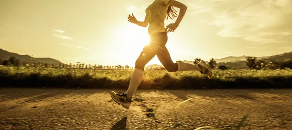 Вмістити жінку біжить швидко — стокове фото