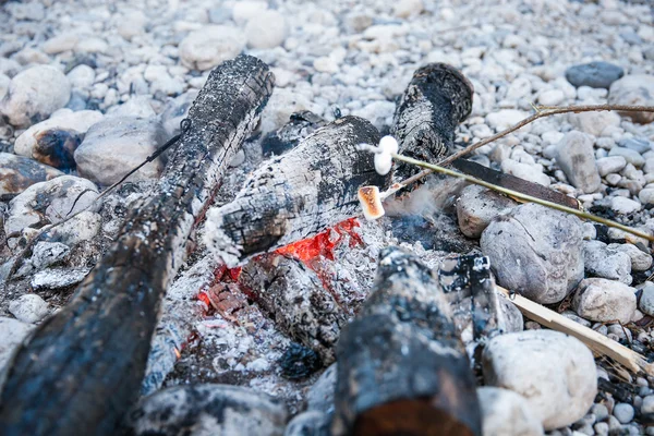 Marshmallows sticked on a twig, being toasted — Stock Photo, Image