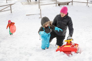 Anne çocuklarıyla birlikte halletme kar