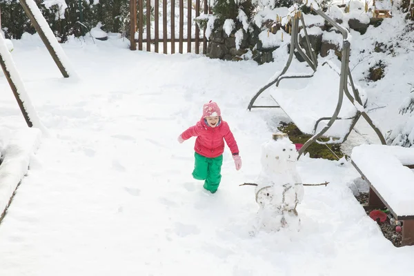 Chica juguetona corriendo, jugando en el patio trasero de casa — Foto de Stock