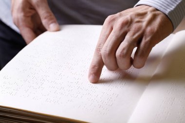 Kör kişi kitap Braille yazılı olarak yazılmış, çok dokunaklı