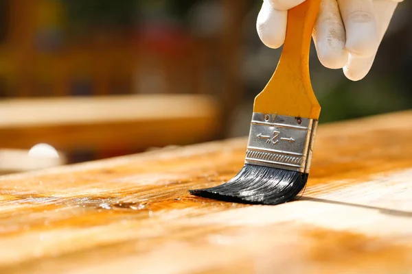 Festő festés fa felülettel, fa védelme — Stock Fotó
