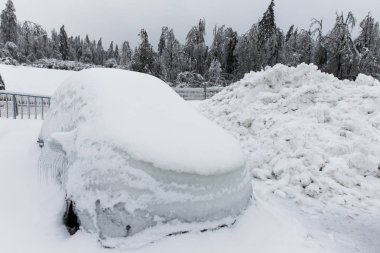 Park edilmiş araba kar bir çok kapalı, donmuş