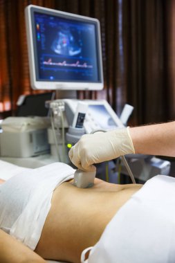 Doktor hastanın karın üzerinde bir ultrason yapacağım