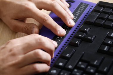 Kör kişi braille bilgisayar ekranı ile bilgisayar kullanarak 