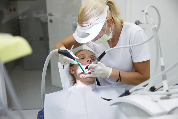 Donna allo studio dentistico — Foto Stock