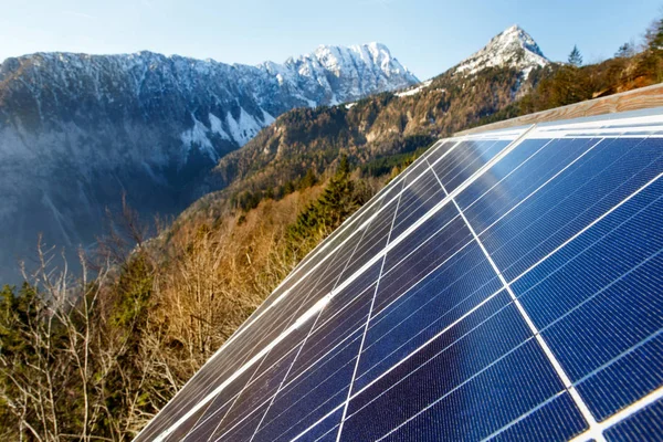Painéis solares fotovoltaicos em área natural montanhosa — Fotografia de Stock