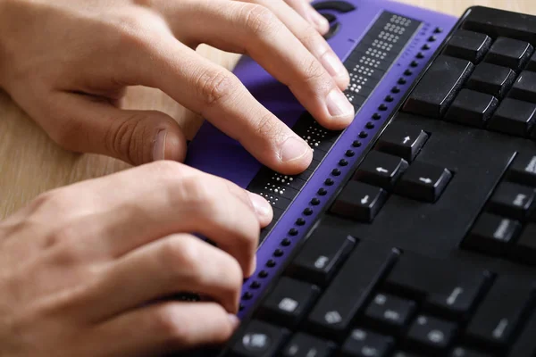 Pessoa cega usando computador com display de computador braille — Fotografia de Stock