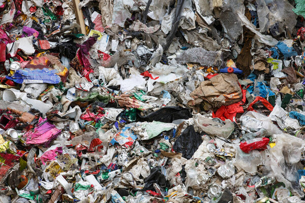 Куча смешанных отходов на свалке

