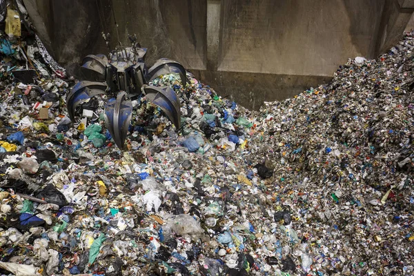 Mekanisk klo hand ta tag i högen av blandat avfall — Stockfoto