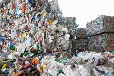 Sıralanmış plastik atık yığını