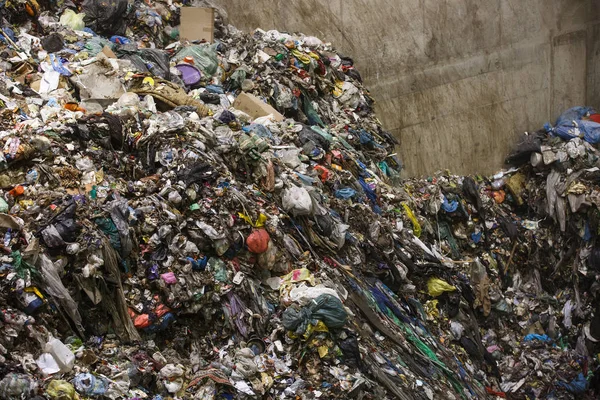 Stapel van gemengd afval op de vuilstort opslag — Stockfoto