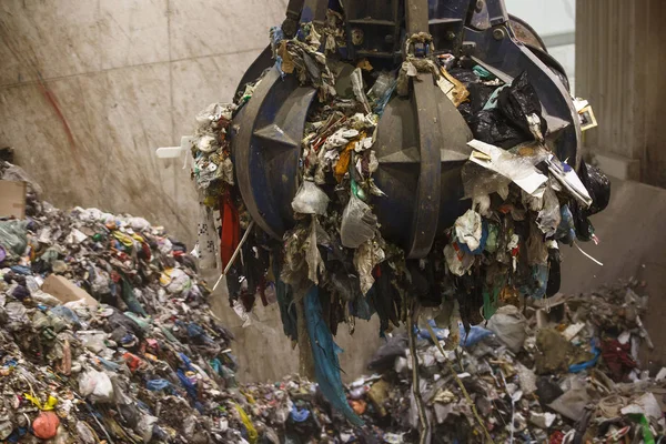 Mekanisk klo hand ta tag i högen av blandat avfall — Stockfoto