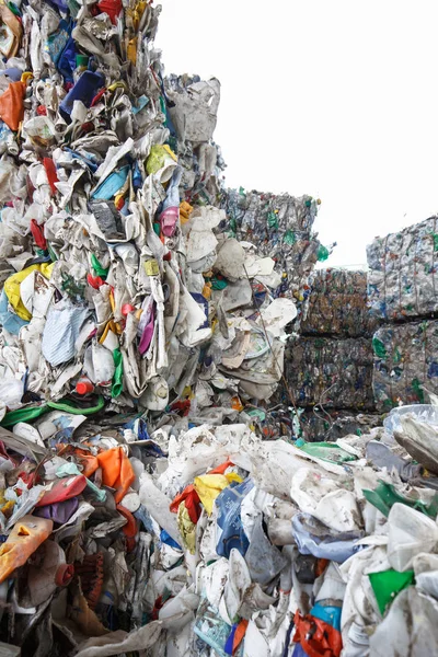 Pilha de resíduos plásticos triados — Fotografia de Stock