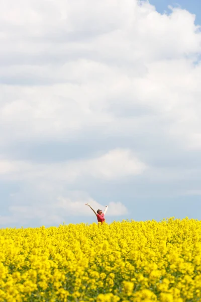 Žena s rukama zvedl vysoká, užívat si svobody — Stock fotografie