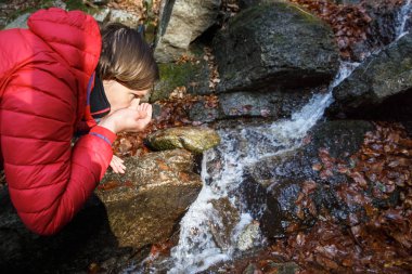 Susamış uzun yürüyüşe çıkan kimse içme suyu berrak bir bahar